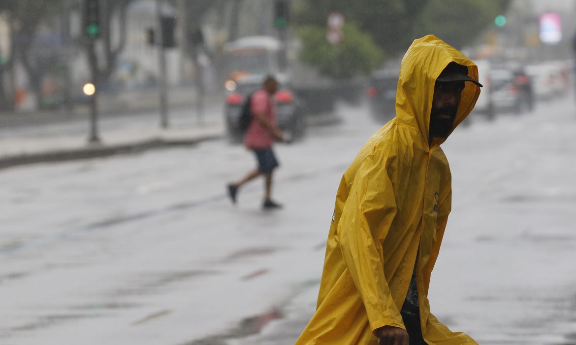 Inmet emite alerta vermelho para chuvas em Minas, SP e Rio