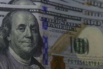 Dólar cai para R$ 5,78, apesar de tarifa de Trump sobre aço e alumínio