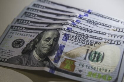 Dólar fecha praticamente estável mesmo com inflação nos EUA