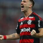 Flamengo derrota Botafogo e assume liderança do Carioca