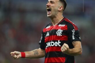 Flamengo derrota Botafogo e assume liderança do Carioca