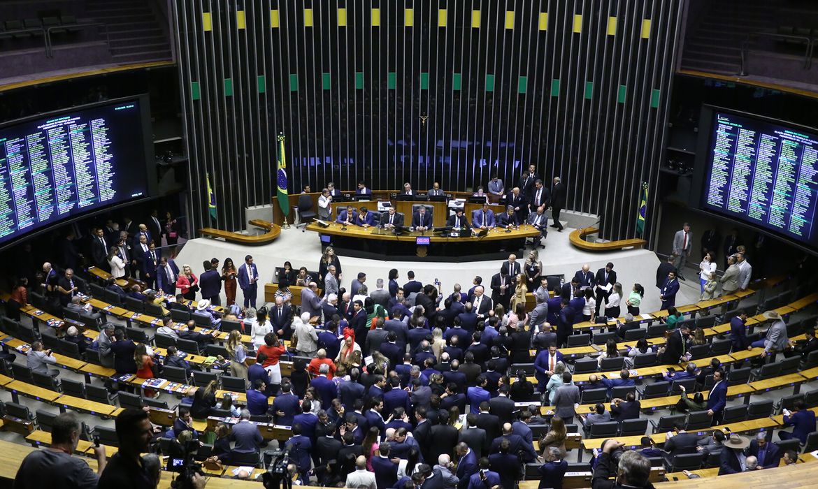 Candidatos à presidencia da Câmara discursam em plenário