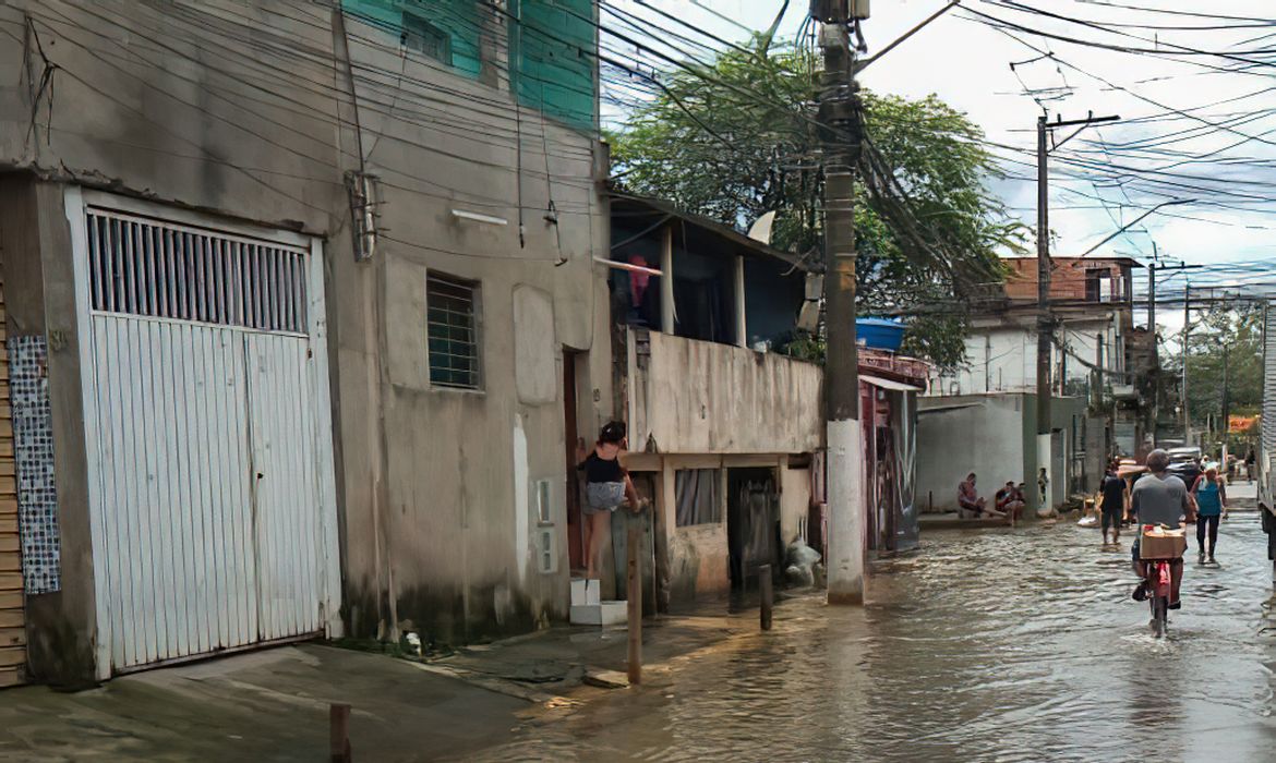 Moradores do Jardim Pantanal, em SP, se mobilizam após alagamentos