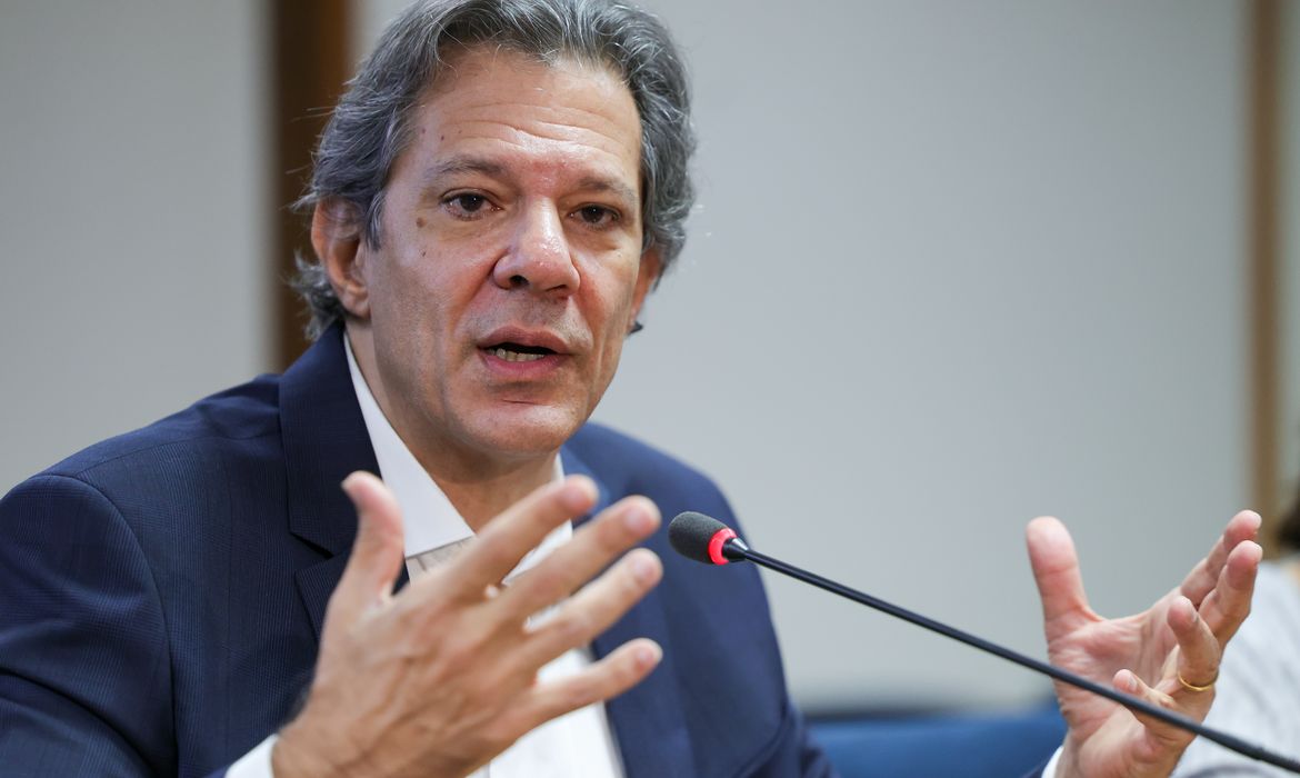 Políticas do governo vão levar dólar a patamar adequado, diz Haddad