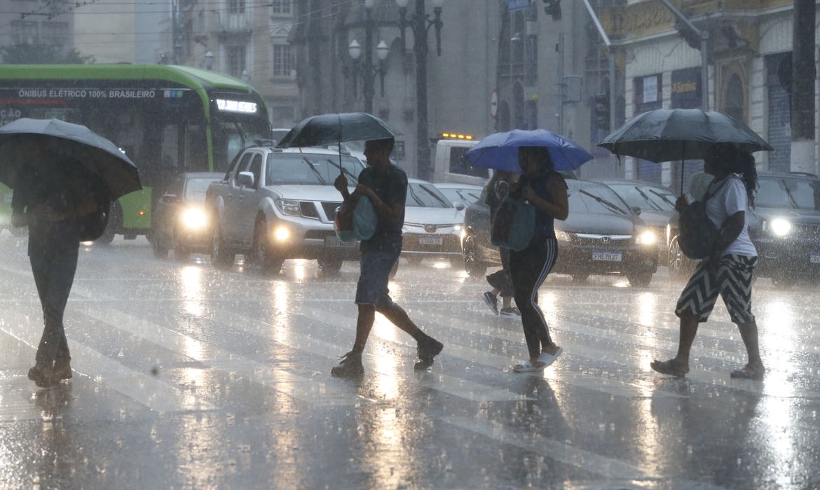 Com novo temporal, capital paulista tem alagamentos e falta de luz