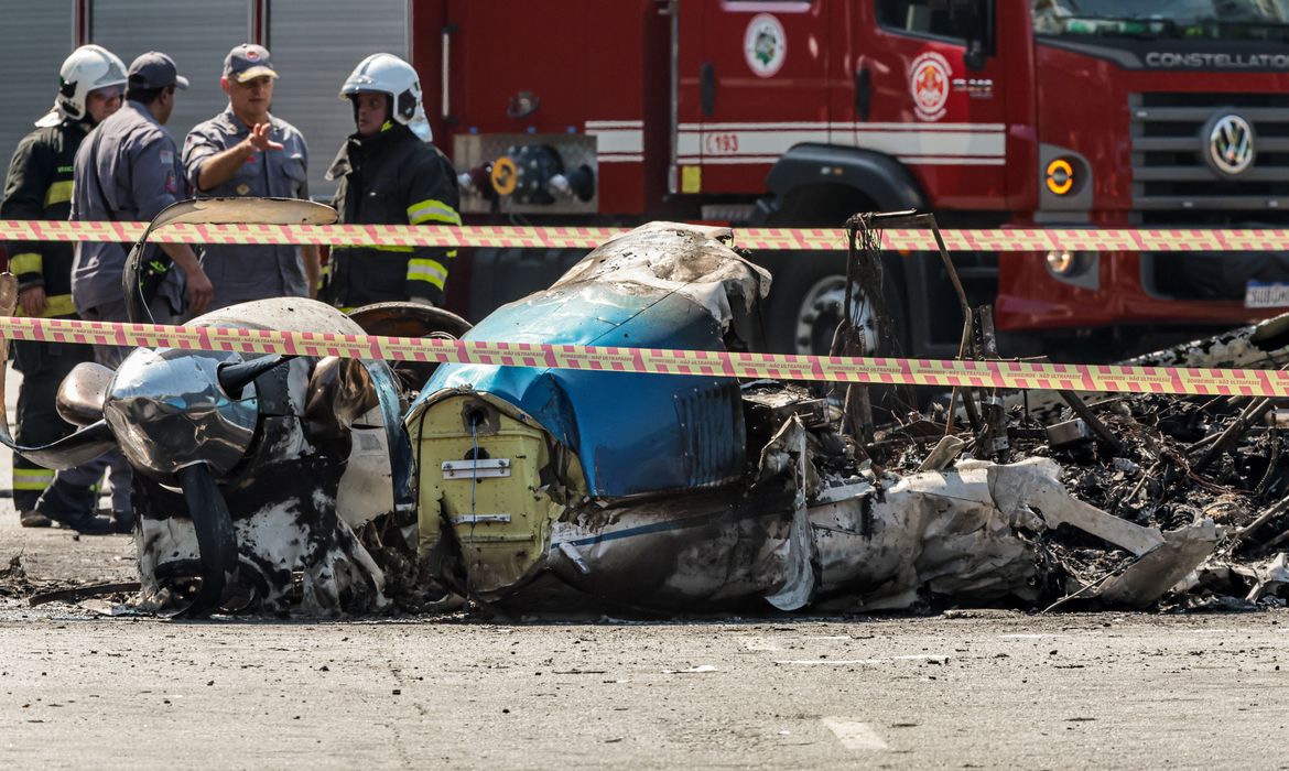 Aeronave colidiu em árvore antes de atingir ônibus em São Paulo