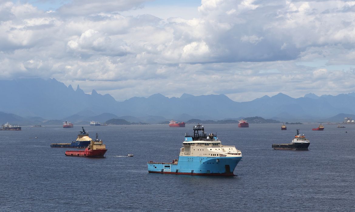 Remoção de navios abandonados na Baía de Guanabara será no 2º semestre