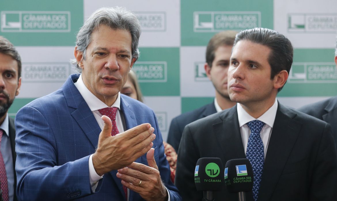 Reforma do IR e supersalários são prioridades de Haddad no Congresso