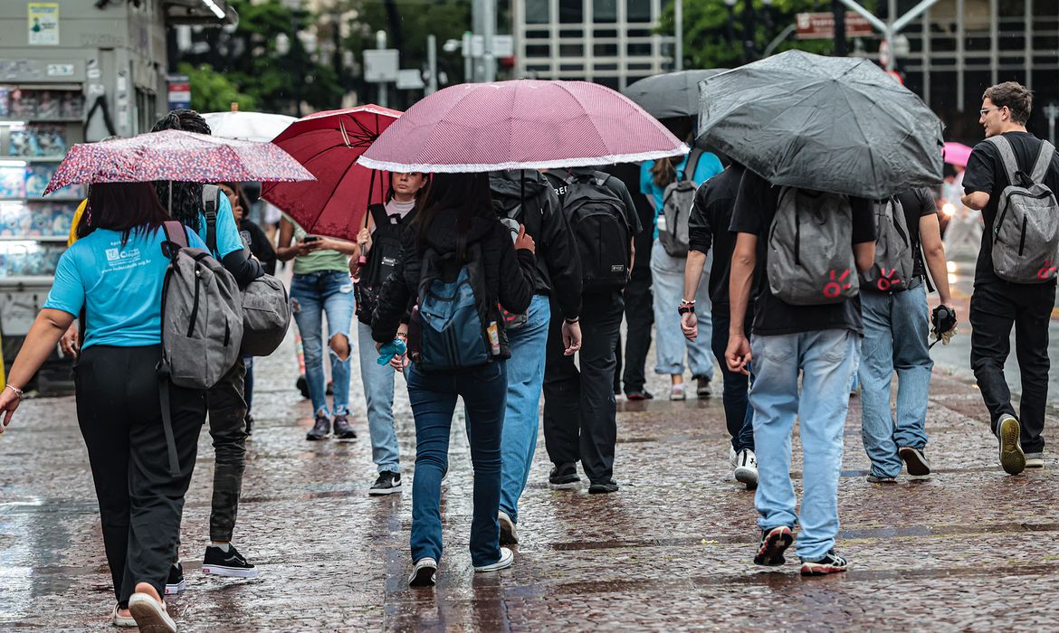 Sábado tem alertas para tempestade e calor extremo no país