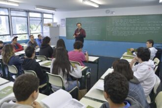 Câmara aprova proposta que proíbe escolas de recusar matrículas