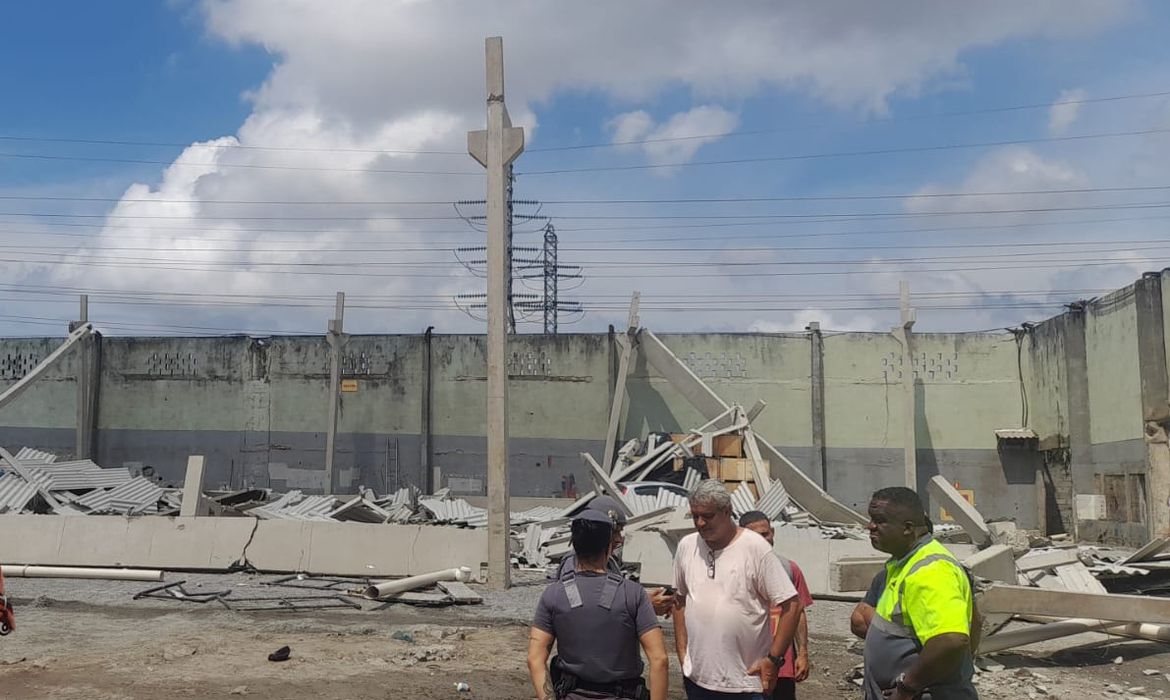 Desabamento de galpão deixa quatro feridos em Santos