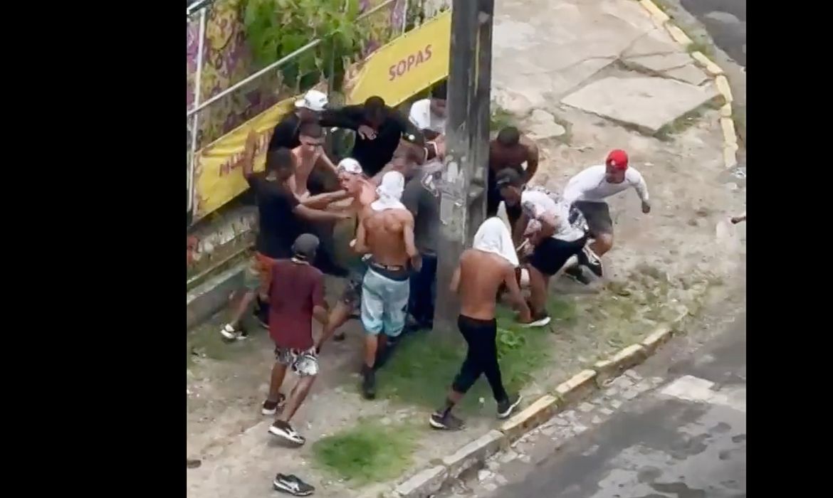 Uma pessoa permanece internada, após briga de torcidas no Recife