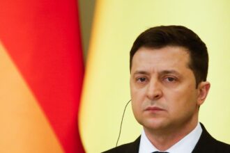 “devemos-alcancar-a-paz-pela-forca”,-diz-zelensky-no-3o-ano-em-guerra