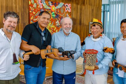 lula-recebe-indigenas-do-xingu-e-promete-visita-ao-territorio