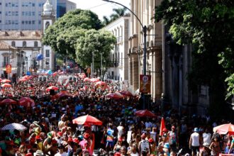 bola-preta-aposta-na-tradicao-em-desfile-no-dia-do-aniversario-do-rio