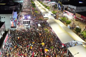 barreiras-e-palco-de-tradicional-festa-de-carnaval-no-interior-baiano