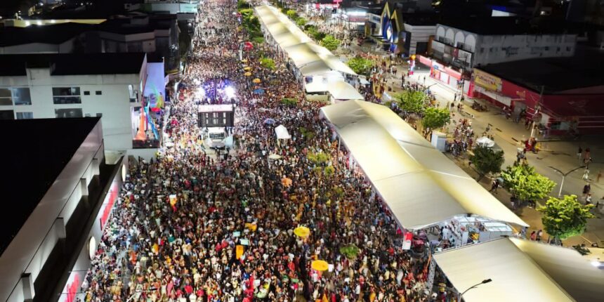 barreiras-e-palco-de-tradicional-festa-de-carnaval-no-interior-baiano