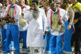 neguinho-da-beija-flor-faz-seu-ultimo-desfile-disputando-titulo