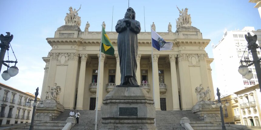 alerj-celebra-50-anos-com-visita-teatralizada-no-palacio-tiradentes