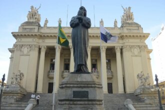 alerj-celebra-50-anos-com-visita-teatralizada-no-palacio-tiradentes