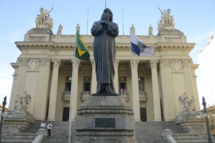 alerj-celebra-50-anos-com-visita-teatralizada-no-palacio-tiradentes