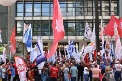 centrais-sindicais-fazem-protesto-na-avenida-paulista-contra-selic