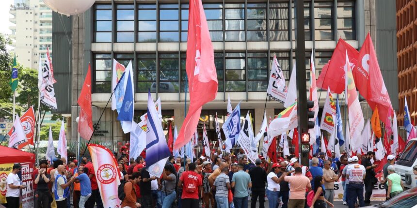 centrais-sindicais-fazem-protesto-na-avenida-paulista-contra-selic