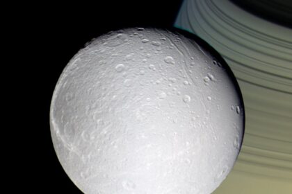 saturno-agora-tem-274-luas,-mas-o-que-exatamente-faz-de-algo-uma-“lua”-ainda-nao-esta-bem-claro