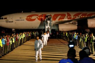 venezuela-recebe-deportados-apos-eua-enviar-imigrantes-a-el-salvador