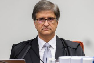 mulher-que-pichou-estatua-pode-cumprir-prisao-domiciliar,-diz-pgr
