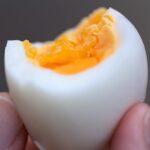 a-melhor-maneira-de-descascar-um-ovo-cozido,-segundo-uma-cientista-de-alimentos