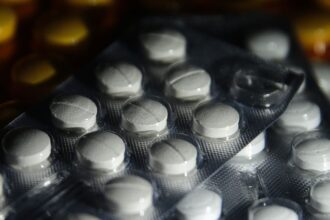 juiz-suspende-norma-que-autoriza-farmaceuticos-a-prescreverem-remedios