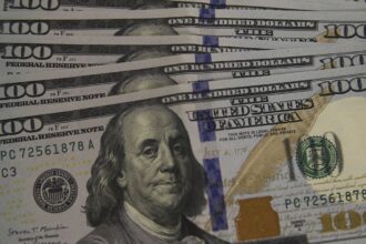 dolar-fecha-a-r$-5,70-e-cai-3,57%-em-marco