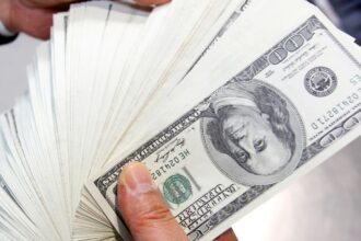 dolar-desaba-apos-tarifas-de-trump-e-atinge-menor-valor-em-seis-meses