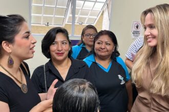 atriz-angelina-jolie-visita-centro-de-imigrantes-e-refugiados-em-sp
