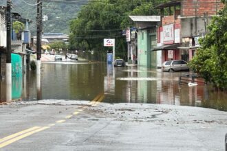 aguas-baixam-em-ubatuba-e-moradores-ja-comecam-a-voltar-para-casa