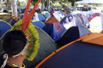 milhares-de-indigenas-acampam-em-brasilia-pelo-direito-a-terra