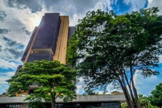 juros-medios-cobrados-pelos-bancos-chegam-a-43,7%-ao-ano-em-fevereiro
