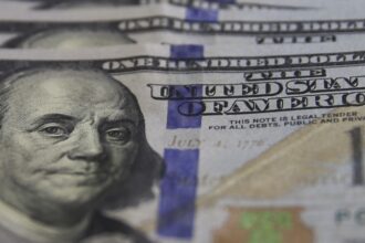 dolar-cai-para-r$-5,84-apos-suspensao-de-tarifaco-de-trump