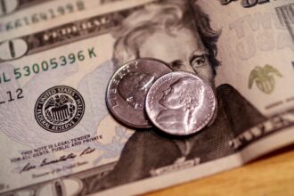 dolar-sobe-para-r$-5,89-apos-eua-confirmarem-tarifa-de-145%-a-china