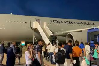 aviao-com-96-brasileiros-deportados-dos-eua-chega-ao-brasil