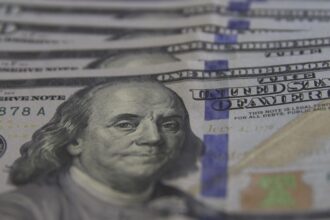dolar-chega-perto-dos-r$-5,90-com-tensoes-comerciais