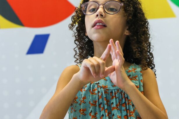 hoje-e-dia-destaca-a-alfabetizacao-de-pessoas-com-deficiencia-auditiva