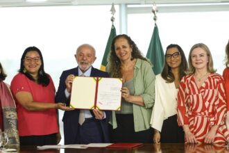 lula-sanciona-leis-para-protecao-de-direitos-das-mulheres