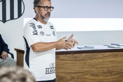 ex-auxiliar-de-tite,-cleber-xavier-debuta-como-tecnico-no-santos