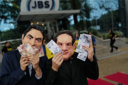 ativistas-do-greenpeace-sao-detidos-apos-protesto-na-sede-da-jbs