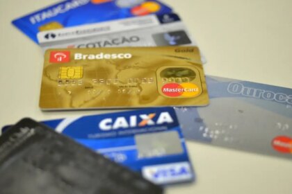 juros-do-cartao-de-credito-rotativo-avancam-e-chegam-a-445%-ao-ano