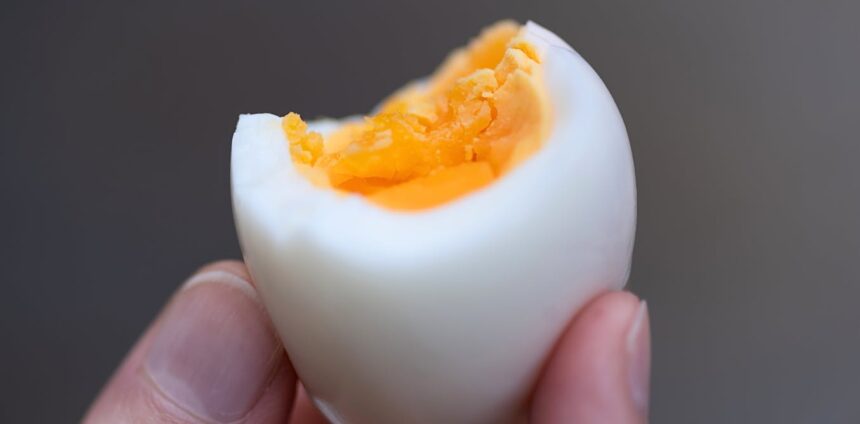 a-melhor-maneira-de-descascar-um-ovo-cozido,-segundo-uma-cientista-de-alimentos