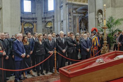 lula-presta-homenagem-ao-papa-francisco-em-velorio-no-vaticano