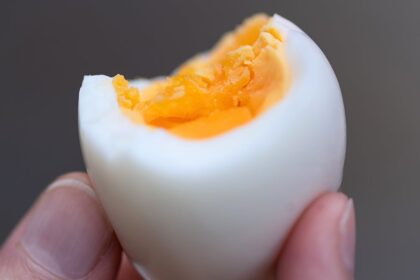 a-melhor-maneira-de-descascar-um-ovo-cozido,-segundo-uma-cientista-de-alimentos